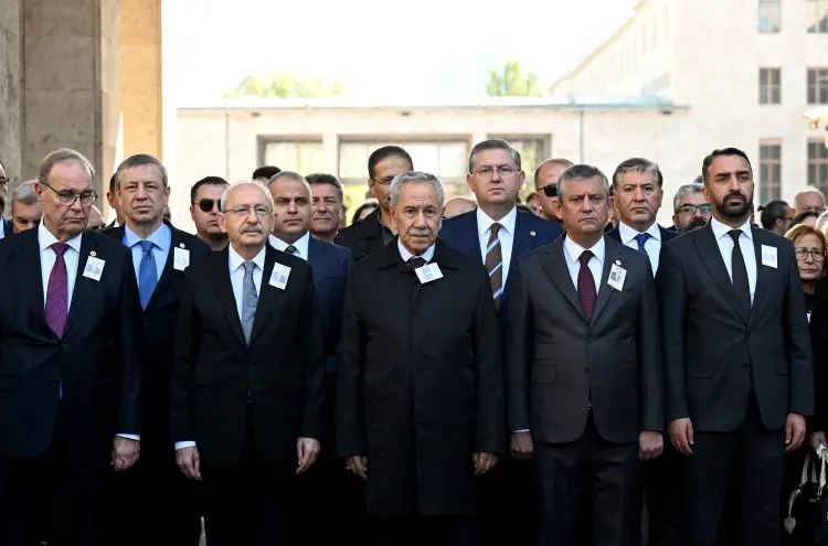 ozel_ile_kilicdaroglu_ayni_torende_yuz_ifadesi_gundem_oldu_1792403123_6951_w750_h495.webp
