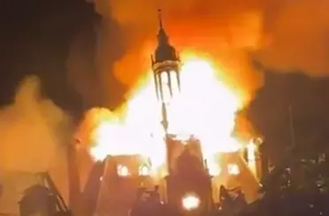 Fransa'da protestocular tarihi Limoges Belediyesi binasını ateşe verdi