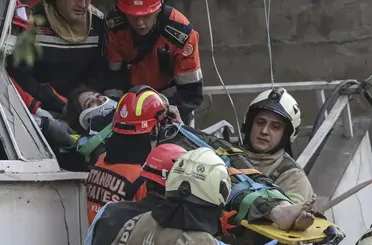 İstanbul’da enkazdan 10 kişi kurtarıldı, 2 kişi vefat etti