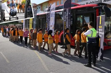 Konya'da Nezaket Otobüsü ile öğrencilere trafik bilinci aşılanıyor